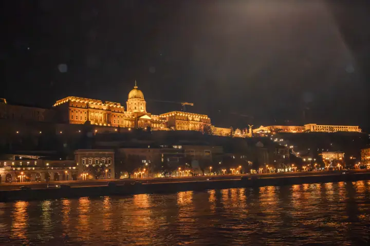 buda-castle-at-night preview