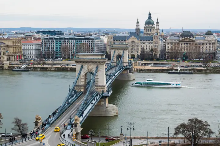 budapest-s-chain-bridge preview